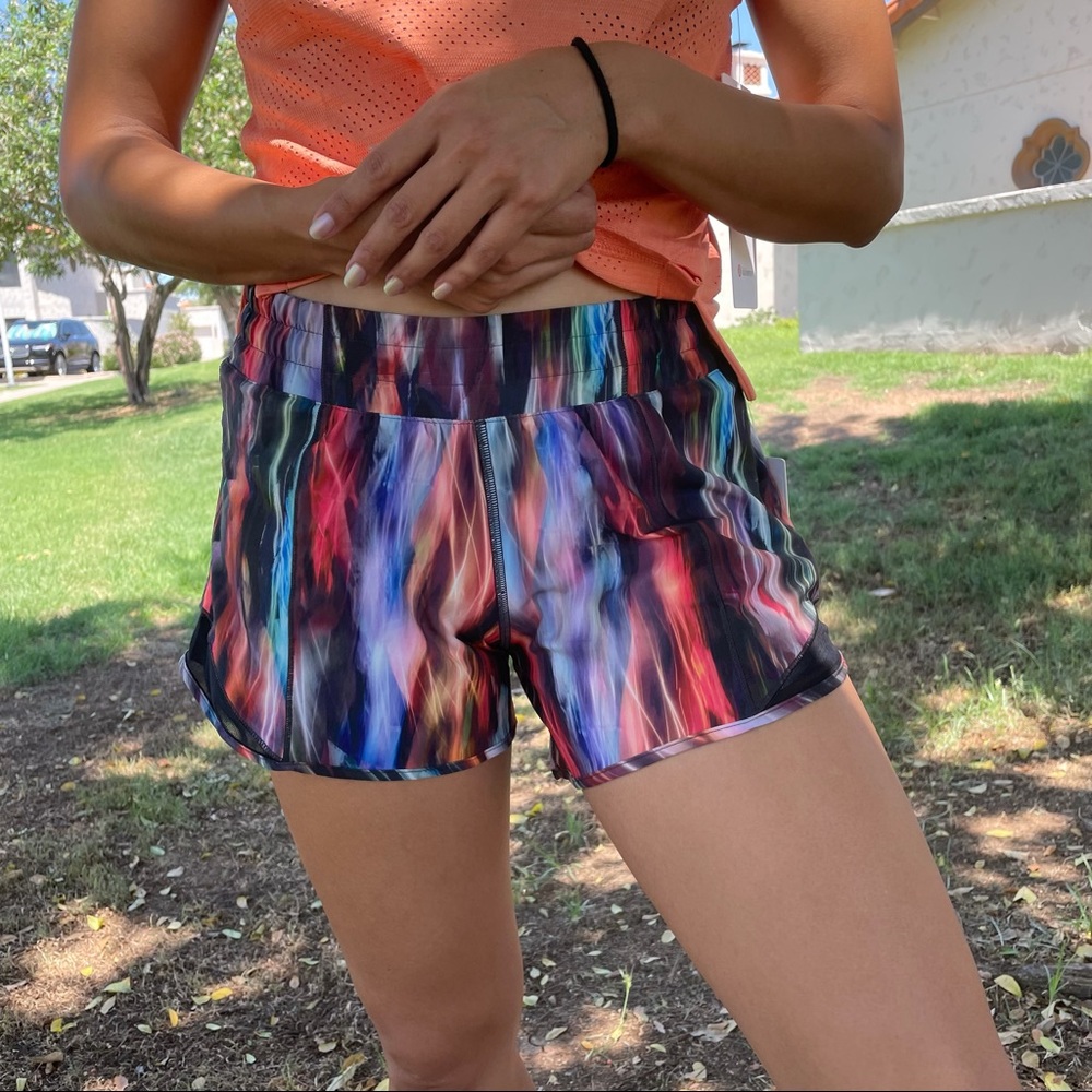 Lululemon Hotty Hot LR Short 4” Lined